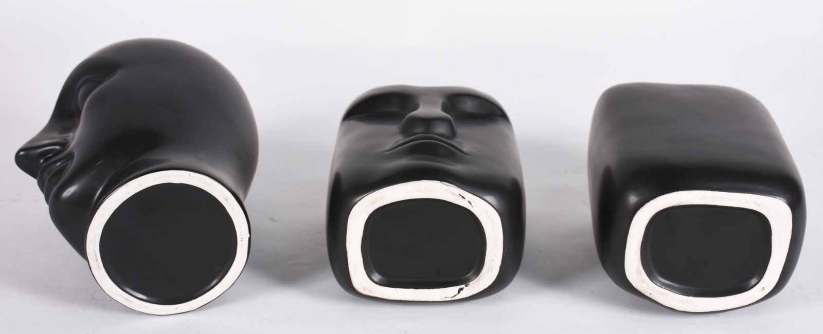 Três peças decorativas de vidro preto fosco com rostos em relevo. - foto 5 de 5