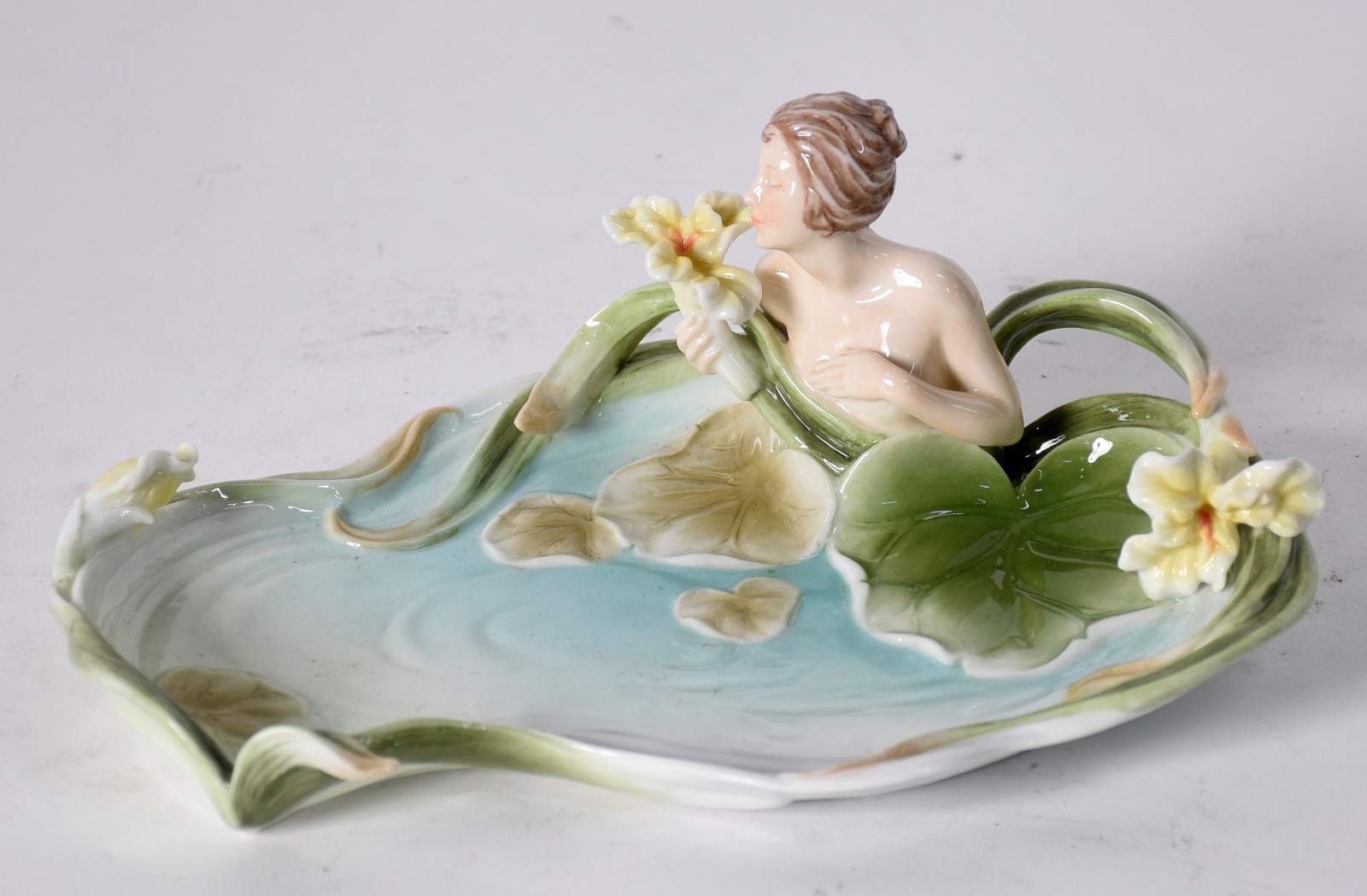 Porta cartões de porcelana policromada com figura feminina e flores... - foto 1 de 6