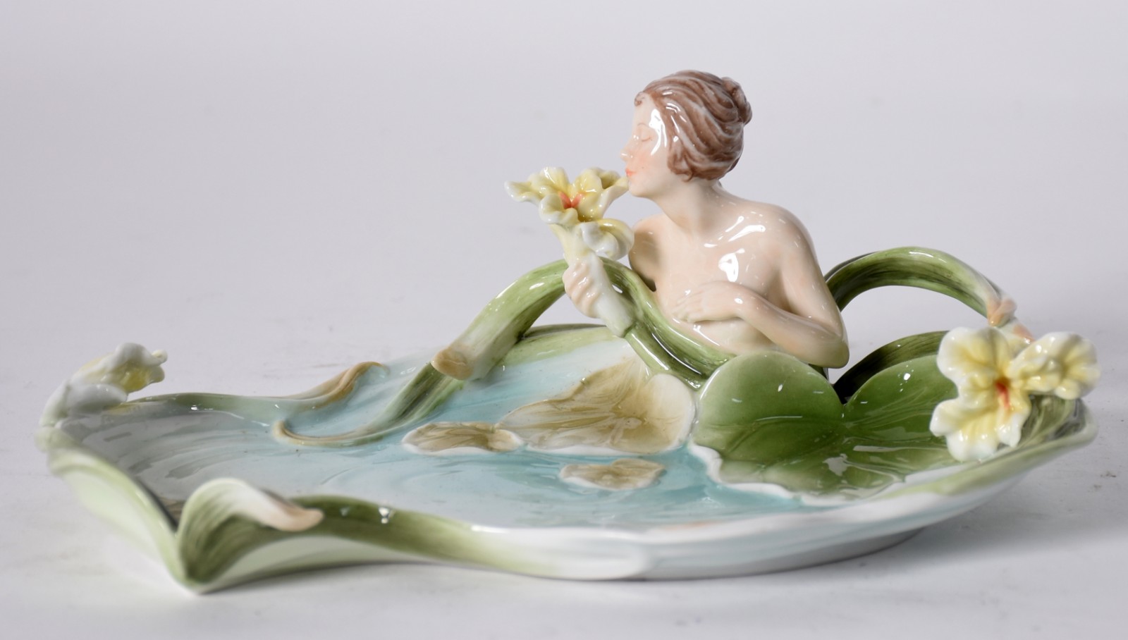 Porta cartões de porcelana policromada com figura feminina e flores... - foto 2 de 6