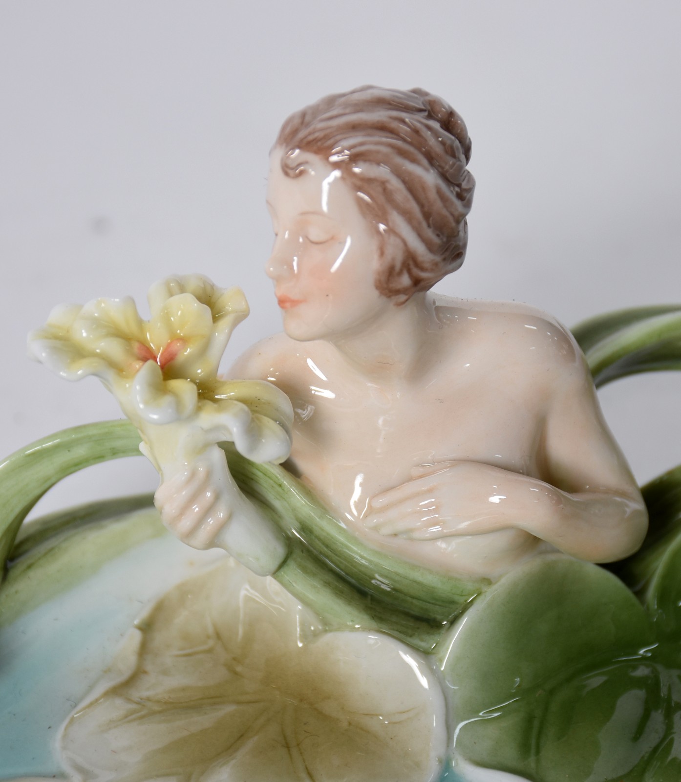 Porta cartões de porcelana policromada com figura feminina e flores... - foto 6 de 6