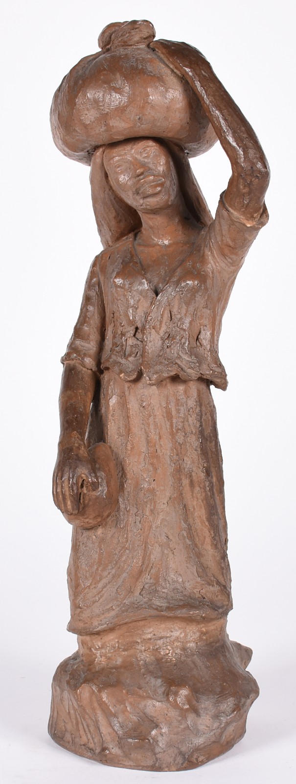 Arte popular de barro cozido representando figura feminina. - foto 1 de 4
