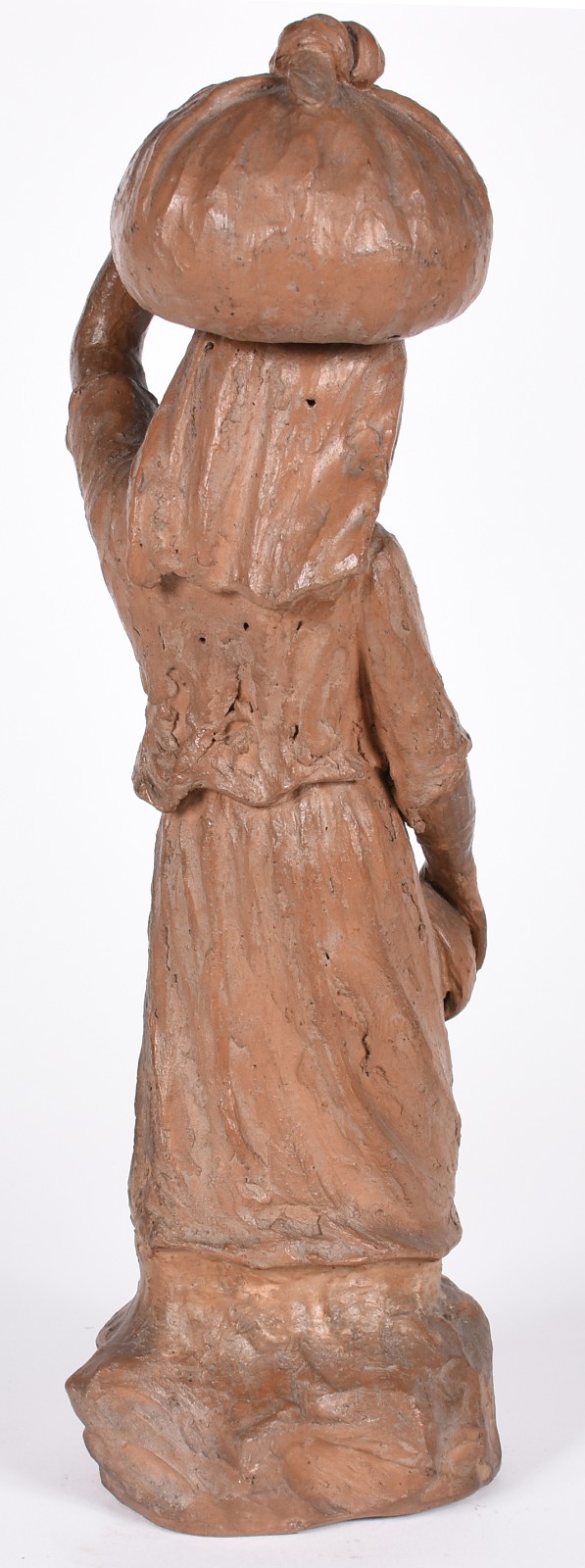 Arte popular de barro cozido representando figura feminina. - foto 3 de 4