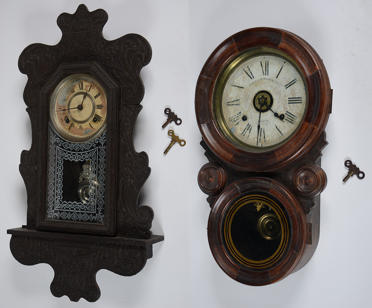 Dois relógios de parede (no estado) - Altura 49 cm e 65 cm