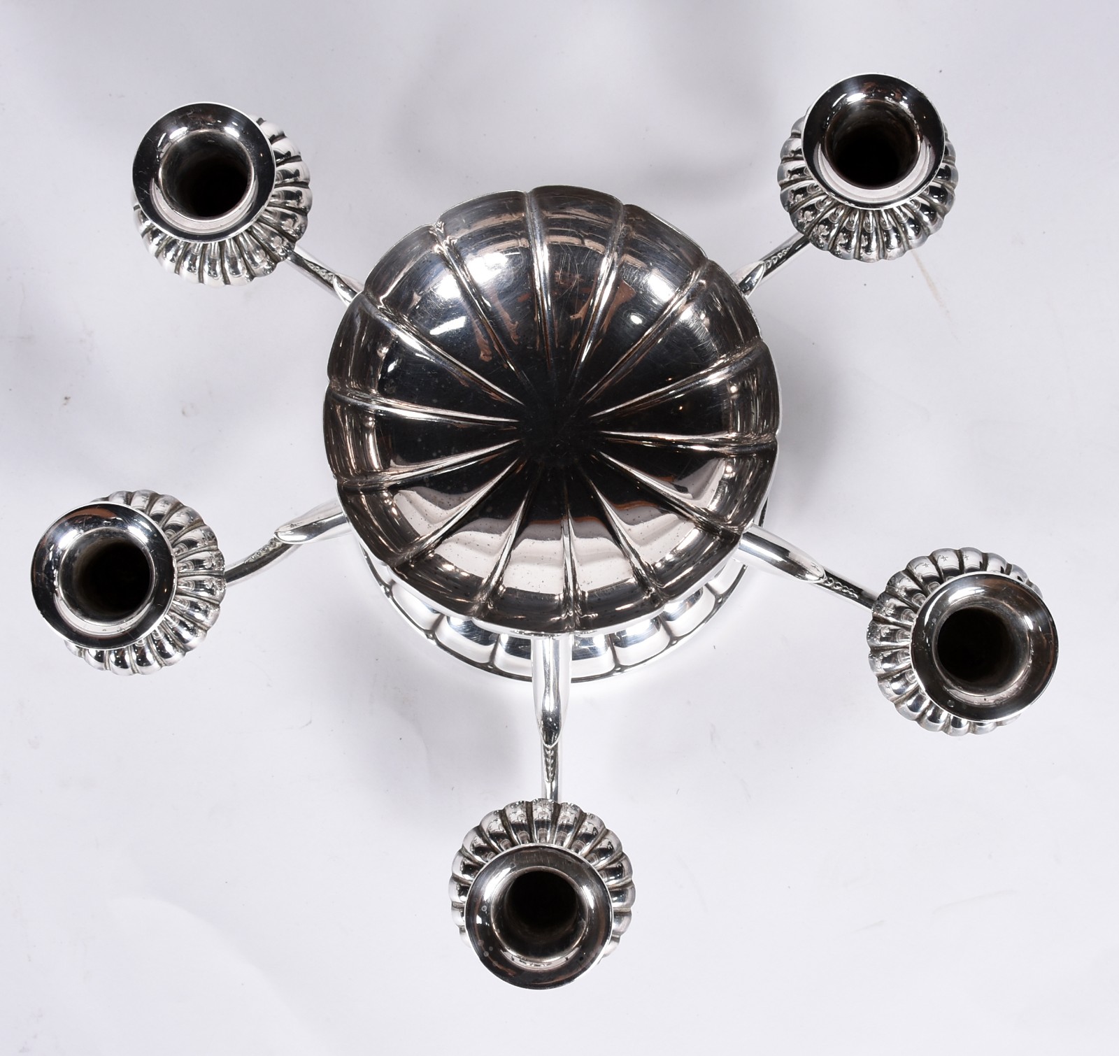 Três peças de metal prateado sendo sopeira, salva e candelabro. - foto 4 de 8