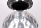 Grande vaso de alumínio martelado. - Grande vaso de alumínio martelado.