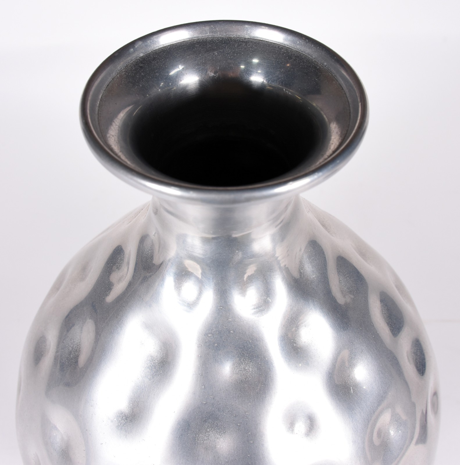 Grande vaso de alumínio martelado. - foto 2 de 3
