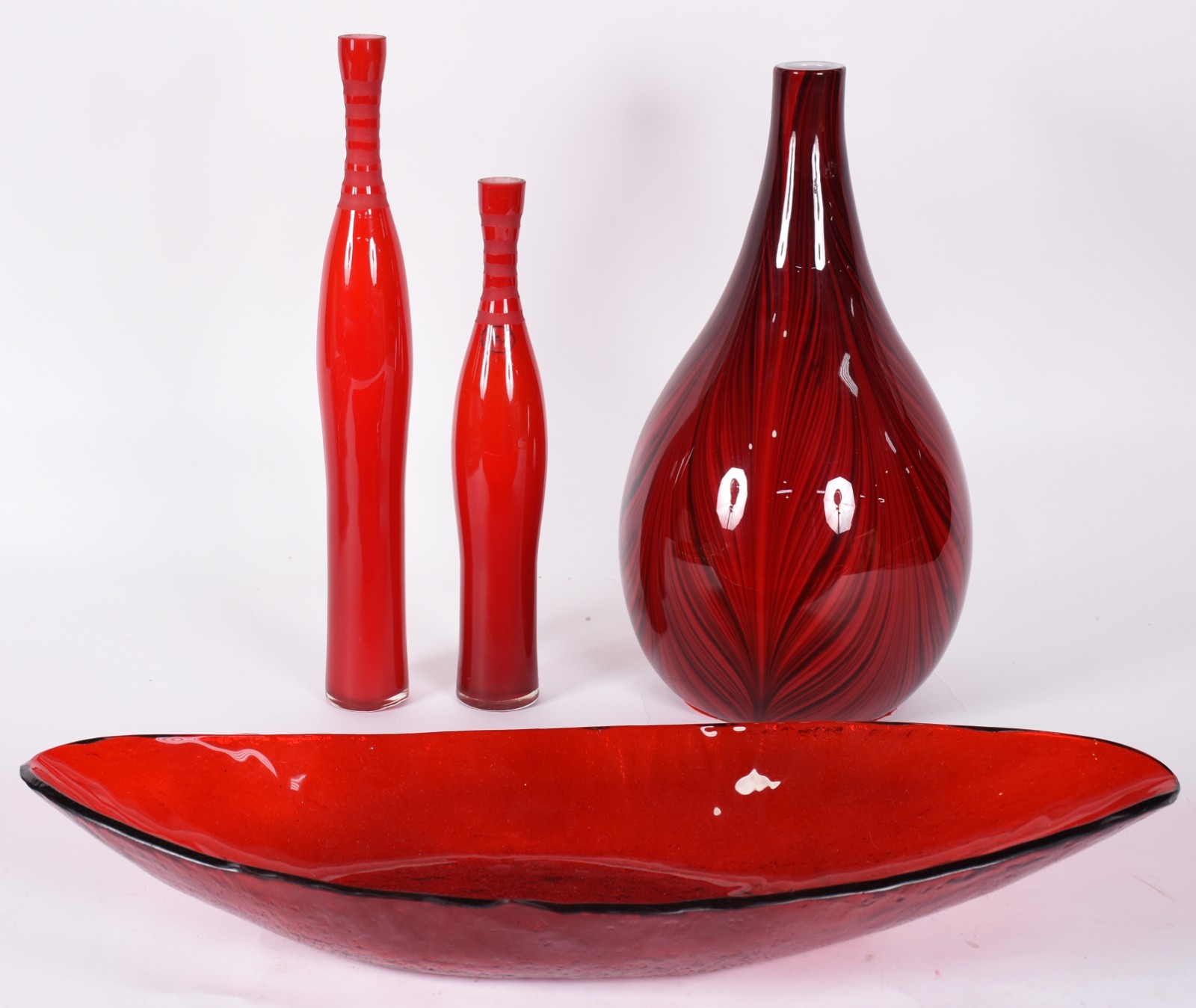 Quatro peças decorativas de vidro vermelho, sendo 2 solifleurs, um... - foto 1 de 4