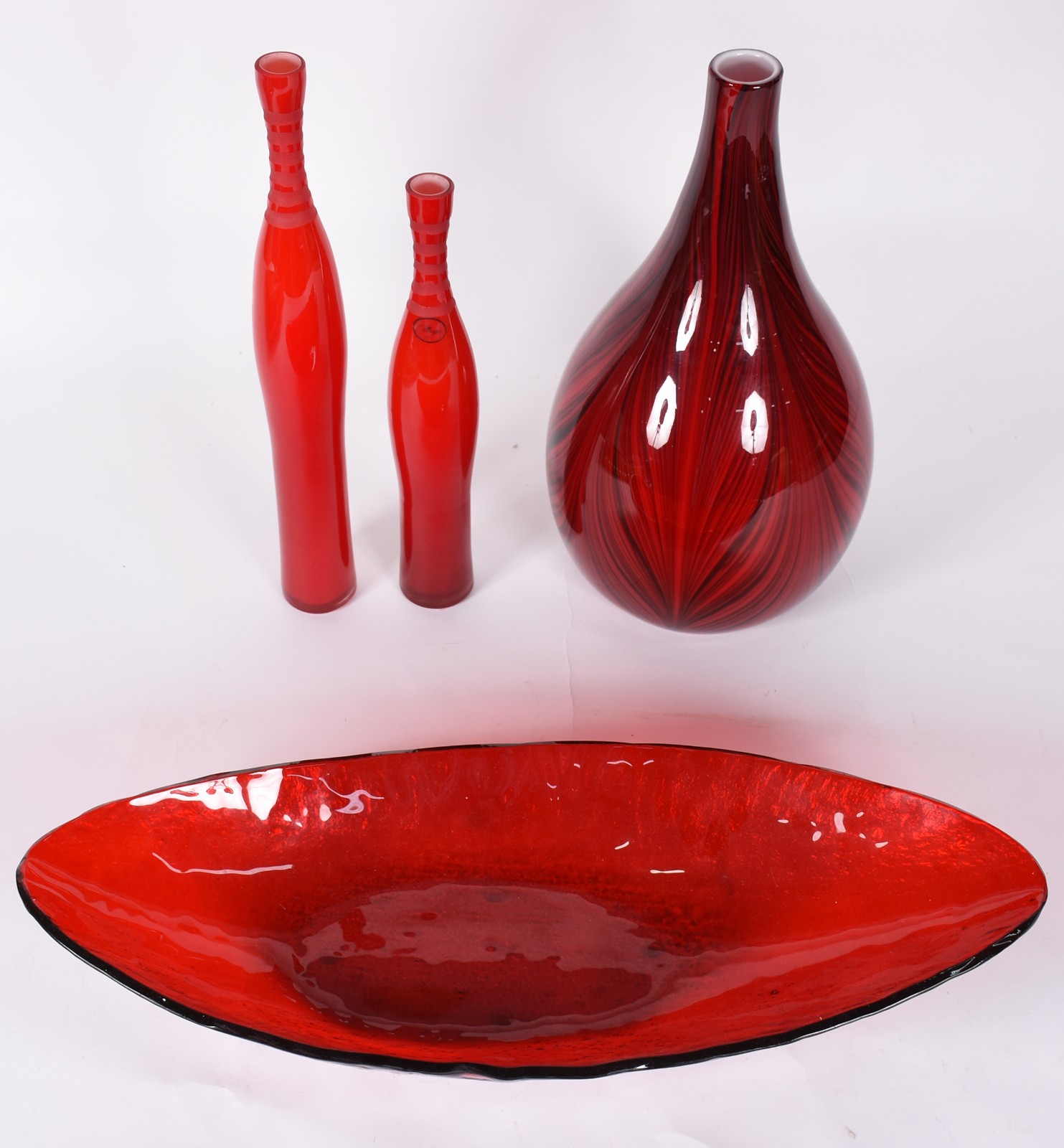 Quatro peças decorativas de vidro vermelho, sendo 2 solifleurs, um... - foto 2 de 4