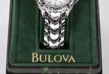 Relógio Bulova Marina Star 100m, caixa e pulsei... - Relógio Bulova Marina Star 100m, caixa e pulseira em aço, mostrador na cor branca, com calendário, ponteiros florescentes, acompanha caixa e doc...