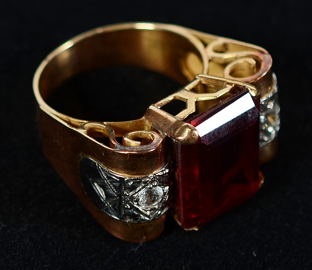 Anel de ouro 18 k com pedra vermelha e dois brilhantes - 6,5 g - Aro... - foto 1 de 2