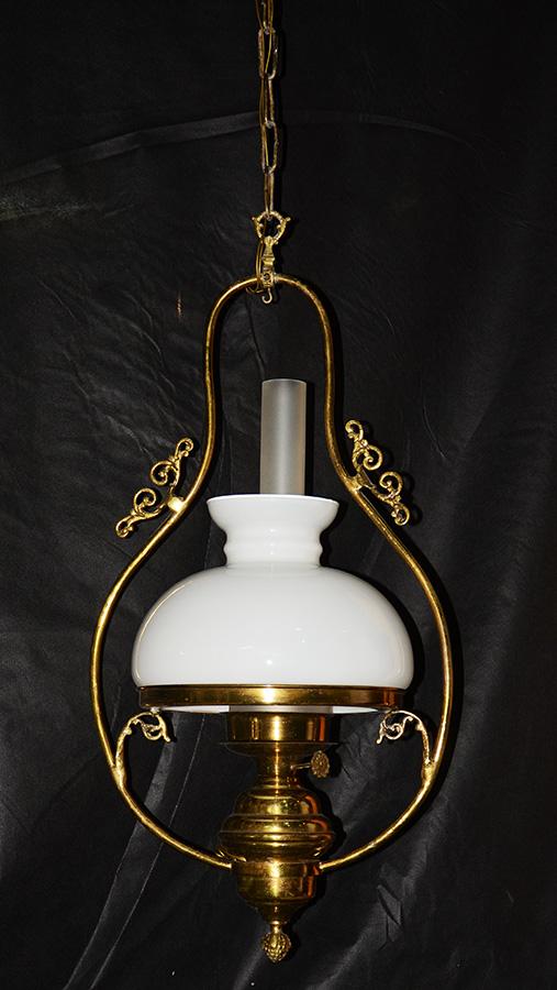 Lanterna de opalina branca e metal dourado- Altura 62 cm