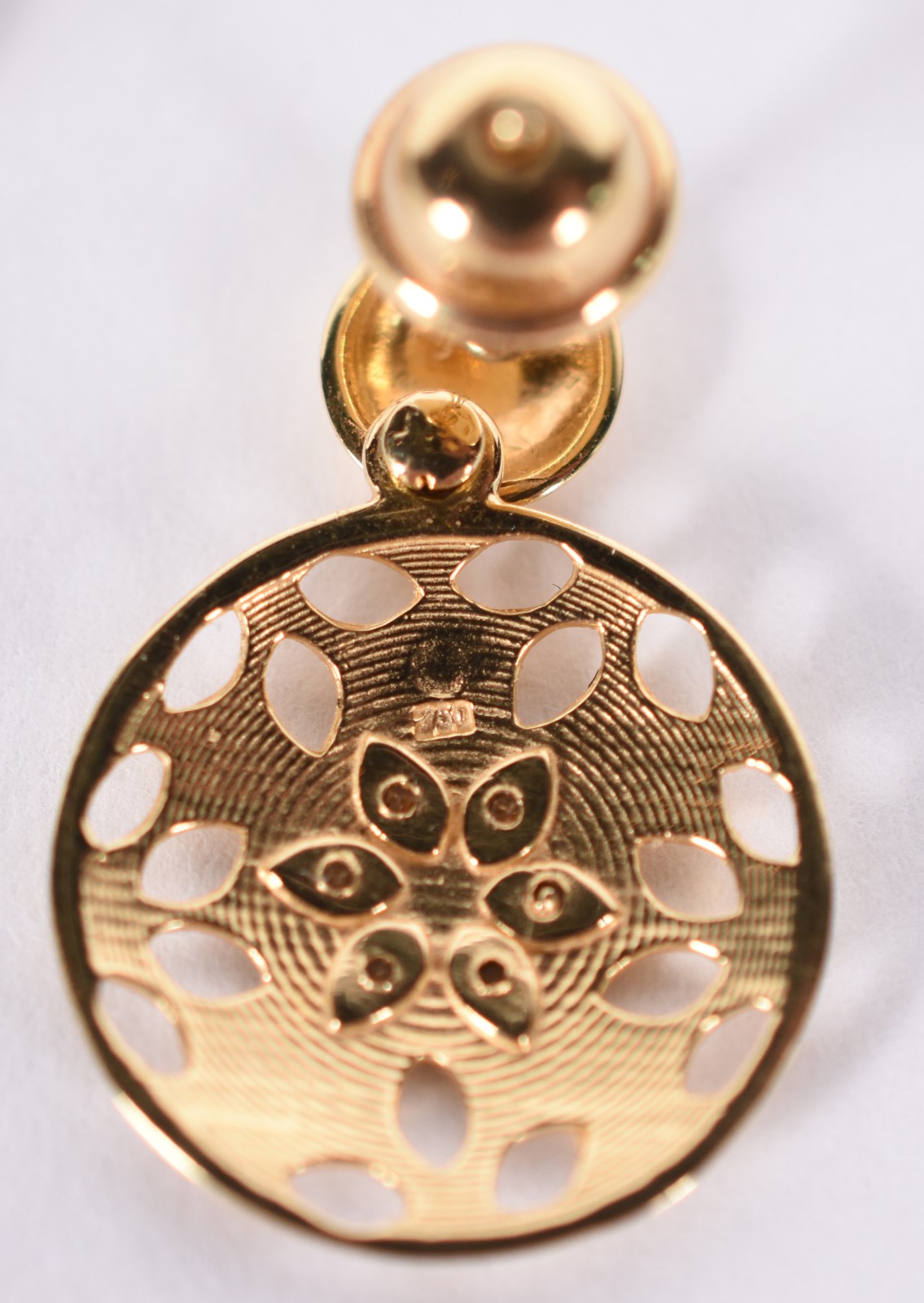 Par de brincos de ouro 18 k contrastado apresenta na base, com... - foto 2 de 3