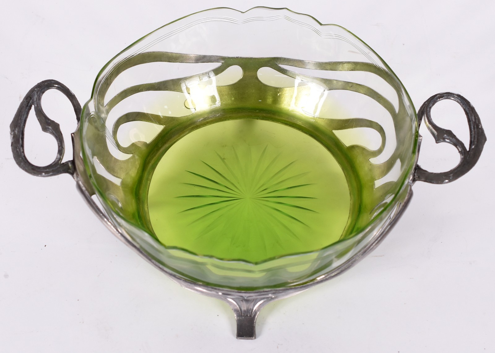 Fruteira Art Nouveau de cristal esverdeada com base de metal (com... - foto 4 de 5