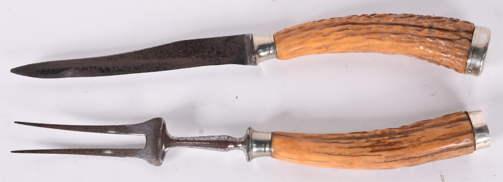 Trinchante com garfo e faca de metal com pegas em "chifre". (metal... - foto 1 de 3