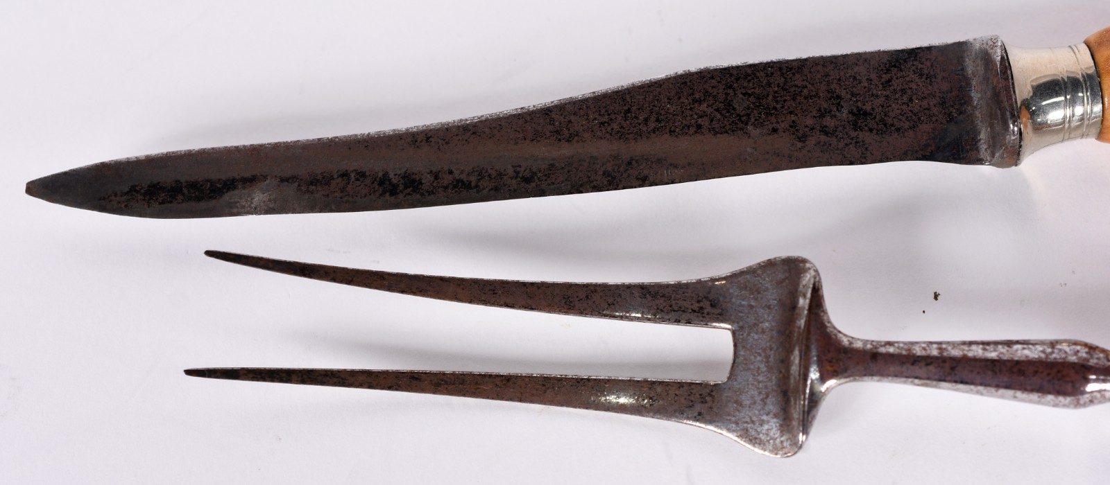 Trinchante com garfo e faca de metal com pegas em "chifre". (metal... - foto 2 de 3