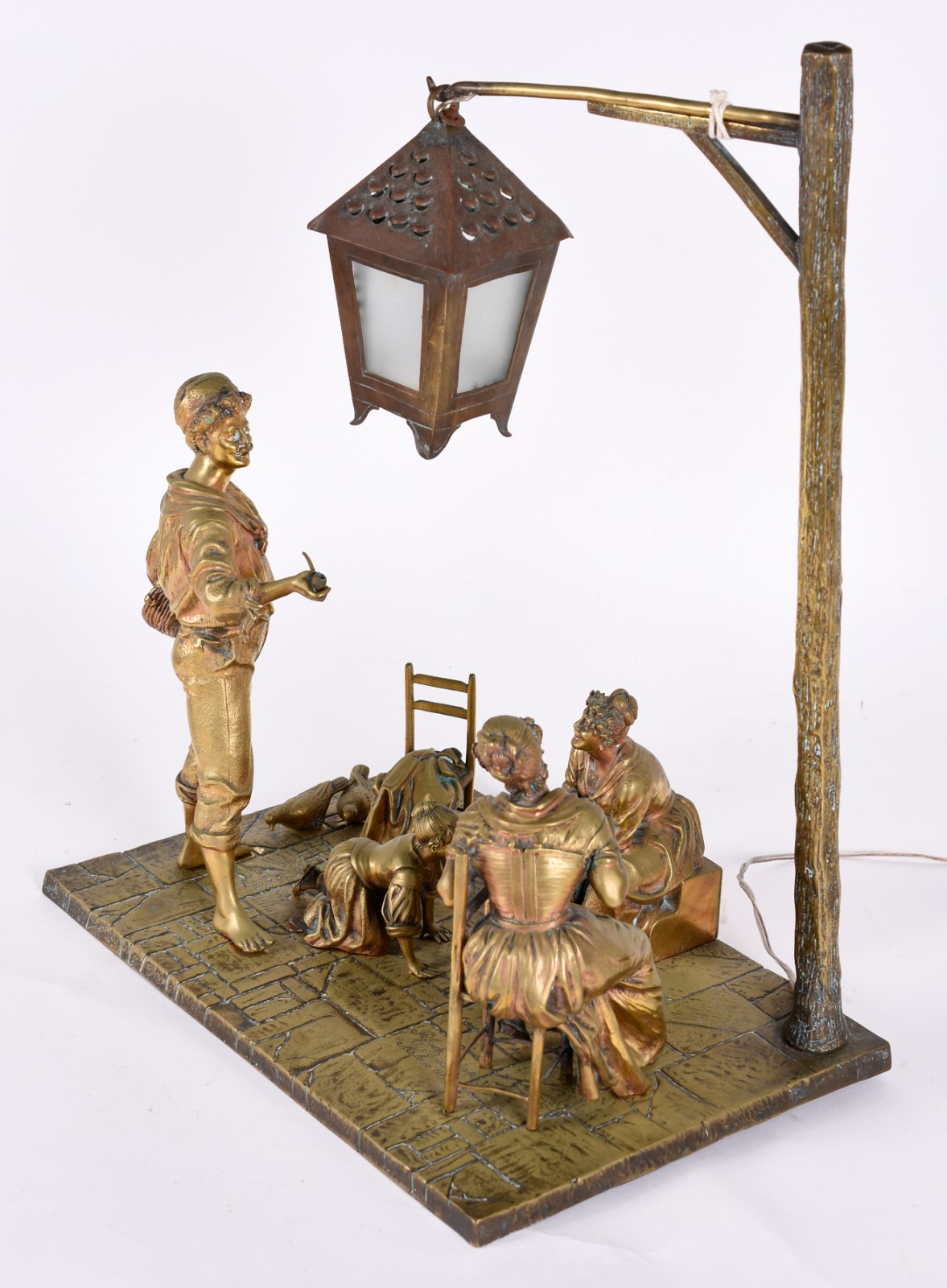 Luminária italiana de bronze decorada com grupo escultórico... - foto 1 de 7