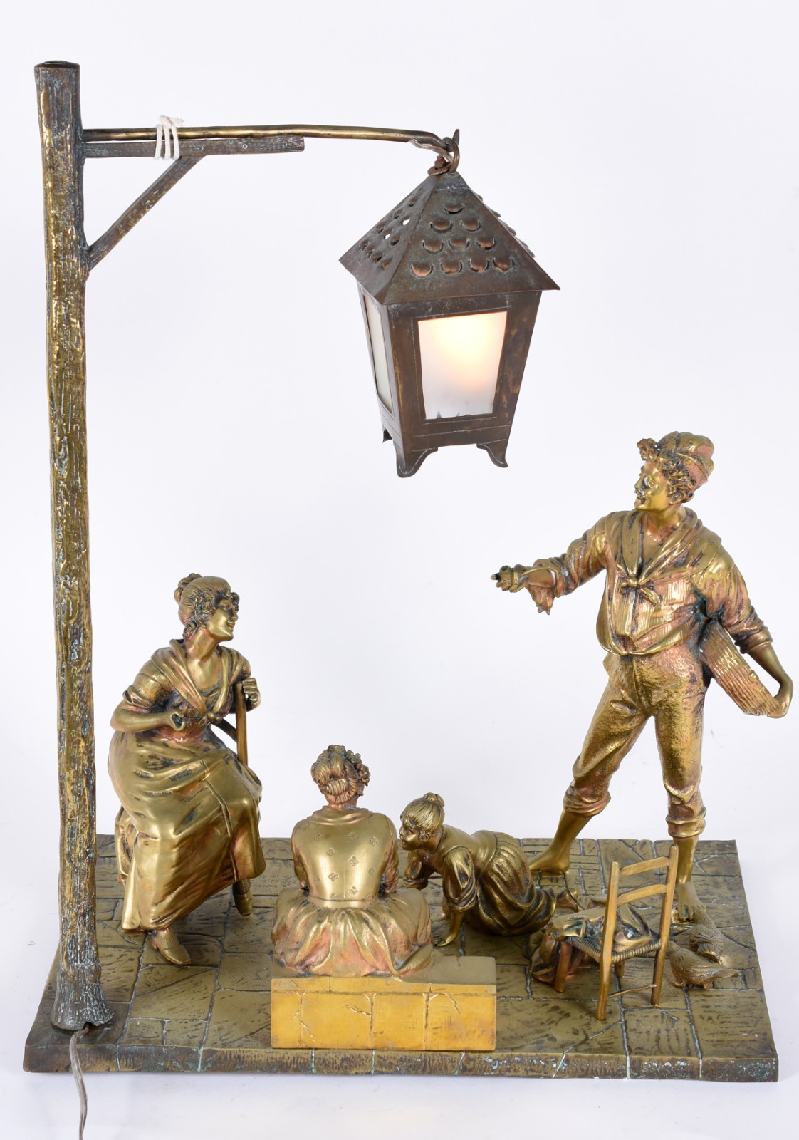 Luminária italiana de bronze decorada com grupo escultórico... - foto 2 de 7