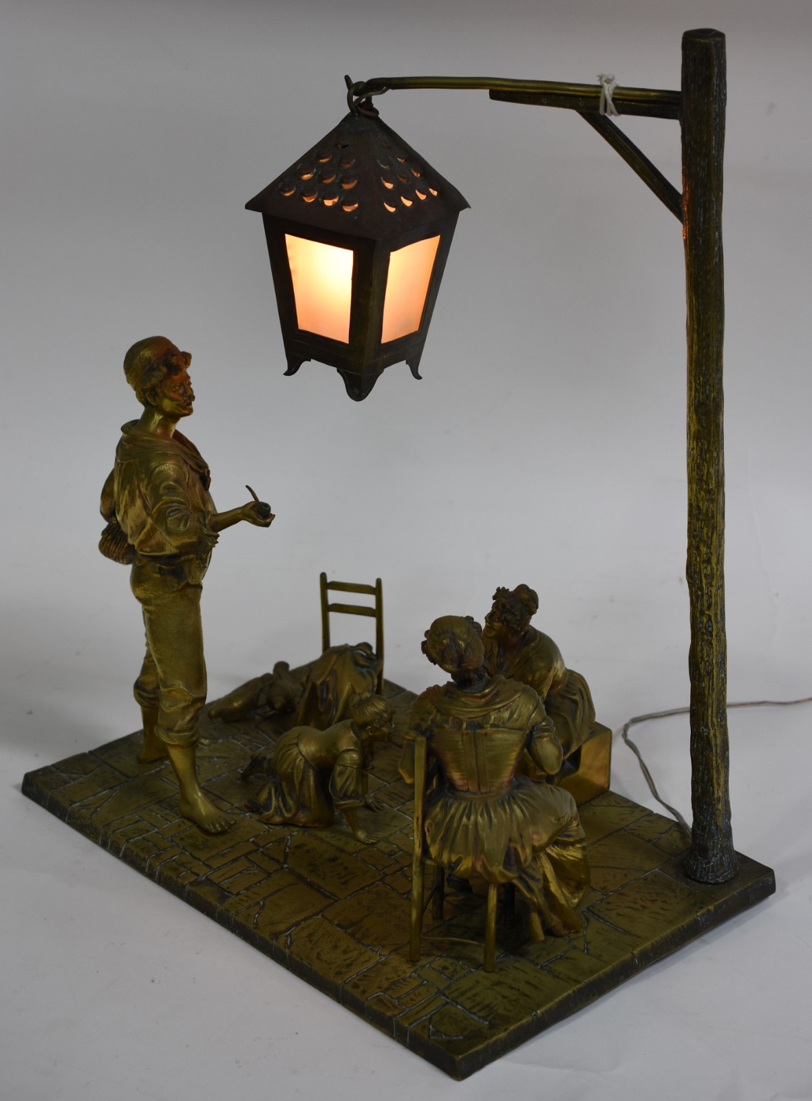 Luminária italiana de bronze decorada com grupo escultórico... - foto 3 de 7