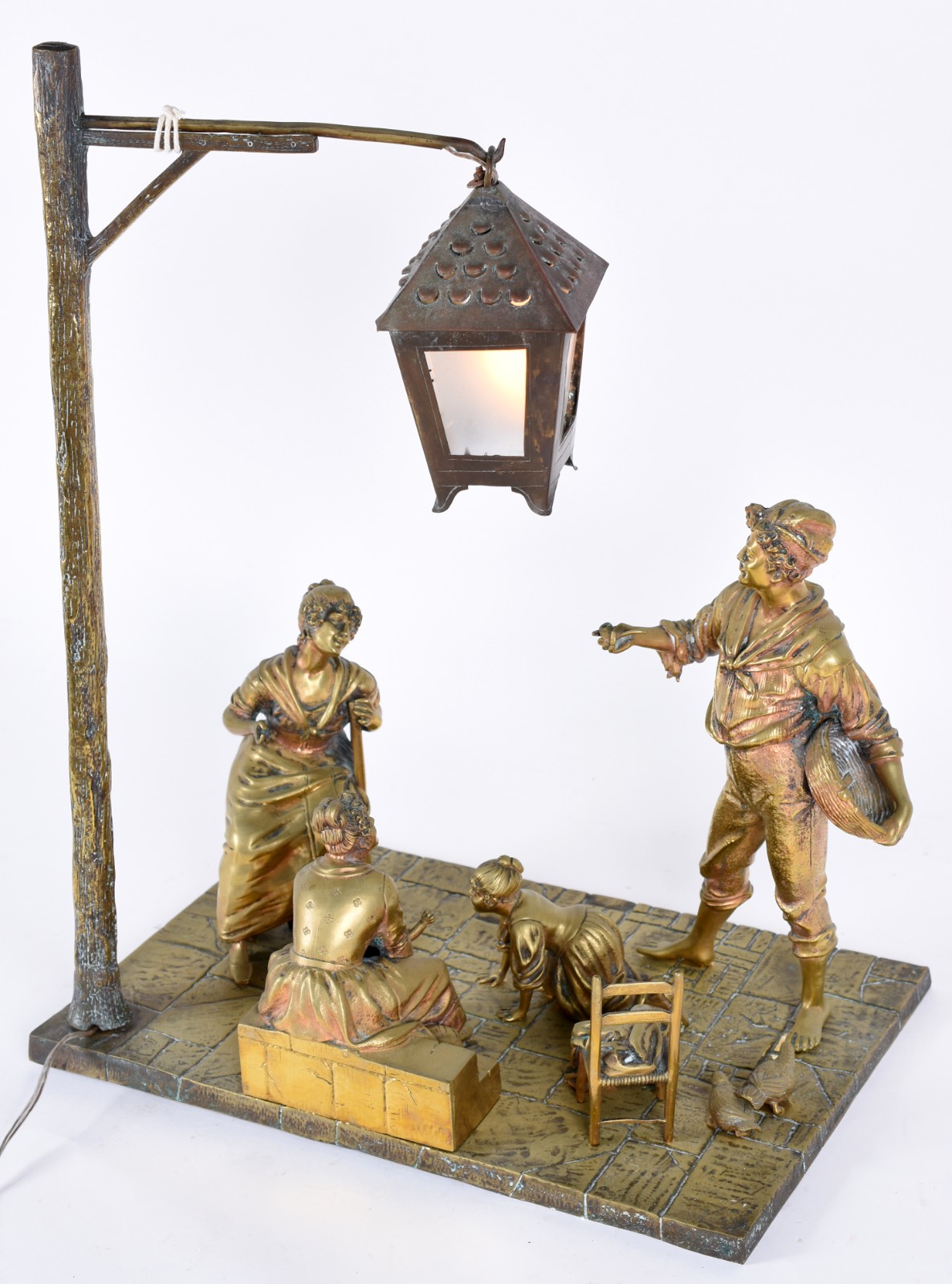 Luminária italiana de bronze decorada com grupo escultórico... - foto 4 de 7