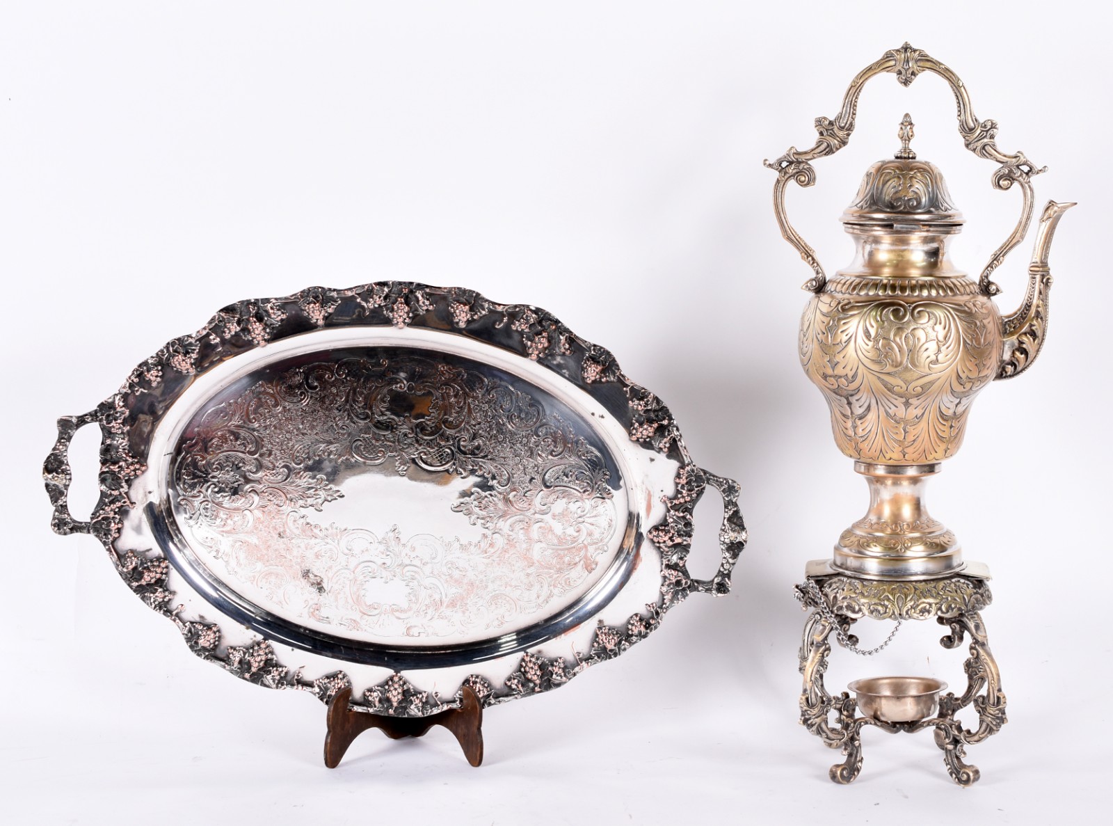 Duas peças de metal prateado sendo samovar e bandeja com alças (metal... - foto 1 de 6