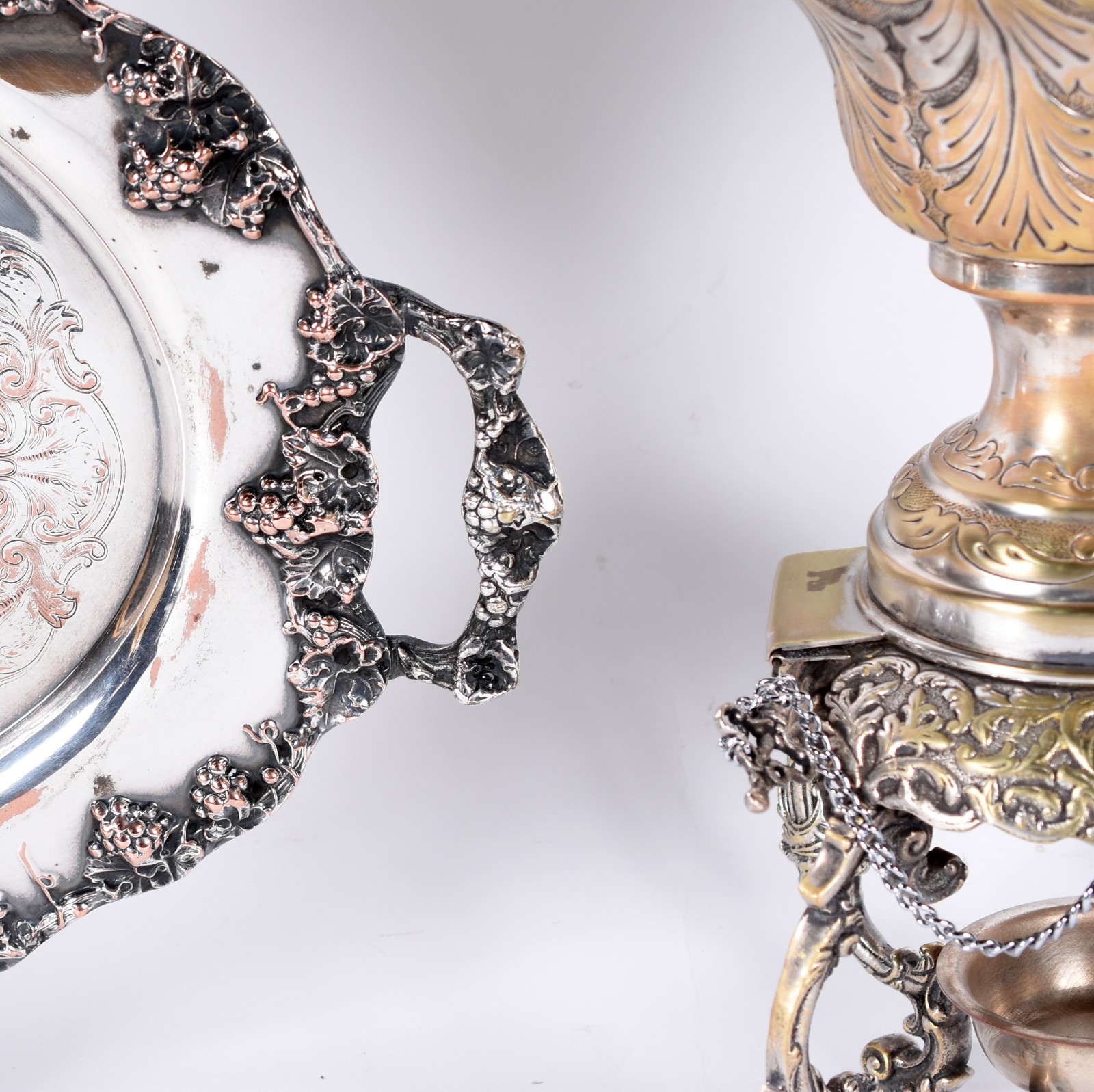 Duas peças de metal prateado sendo samovar e bandeja com alças (metal... - foto 2 de 6