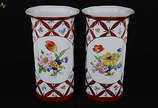 Par de vasos de porcelana decorados com flores ... - Par de vasos de porcelana decorados com flores em policromia - Altura 20 cm cada