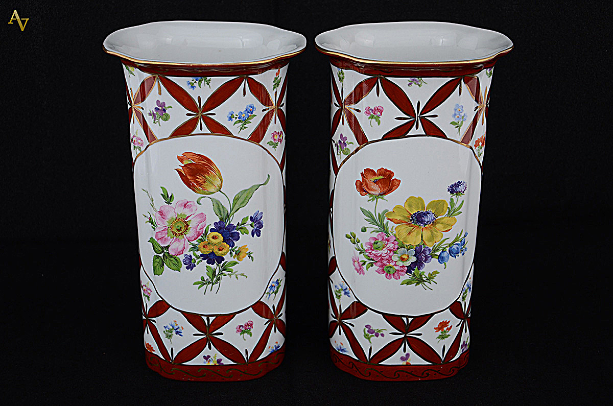 Par de vasos de porcelana decorados com flores em policromia - Altura... - foto 1 de 3