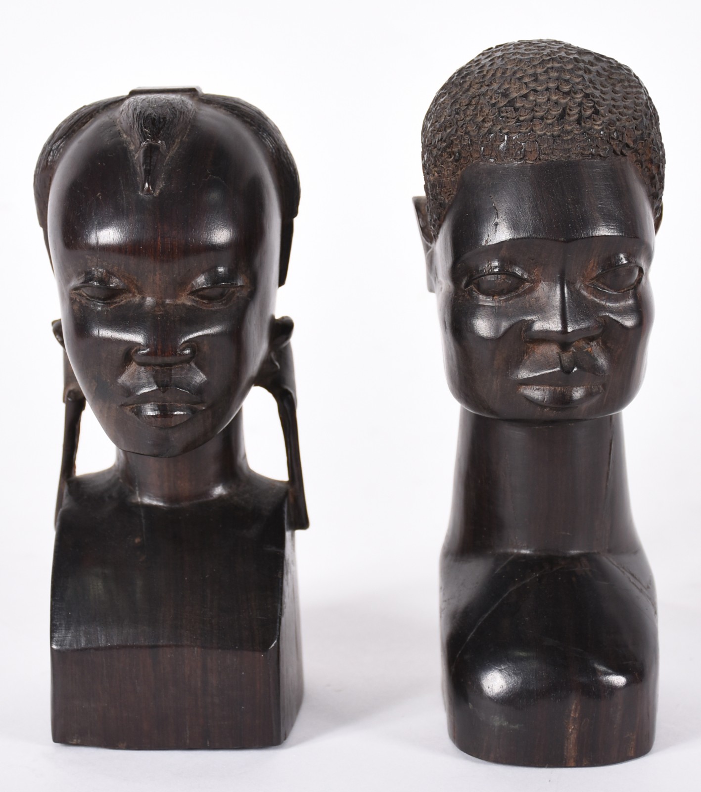 Duas figuras africanas de madeira. - foto 1 de 4
