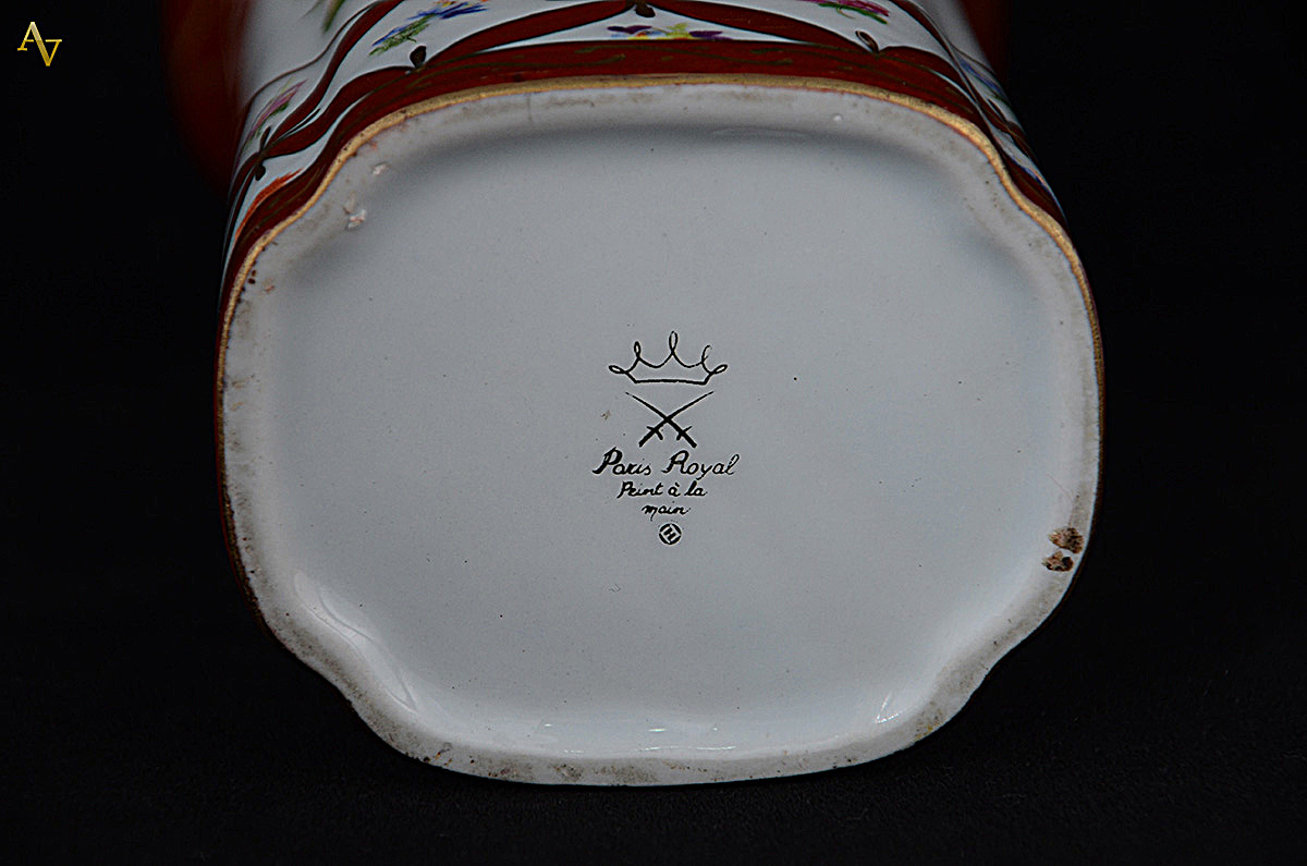 Par de vasos de porcelana decorados com flores em policromia - Altura... - foto 2 de 3