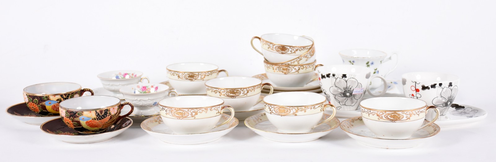 Diversas peças, sendo: 8 xícaras com pires de porcelana Noritake, 2... - foto 1 de 8