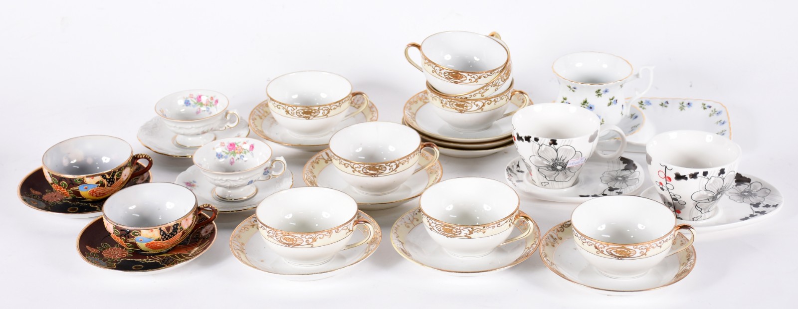 Diversas peças, sendo: 8 xícaras com pires de porcelana Noritake, 2... - foto 2 de 8