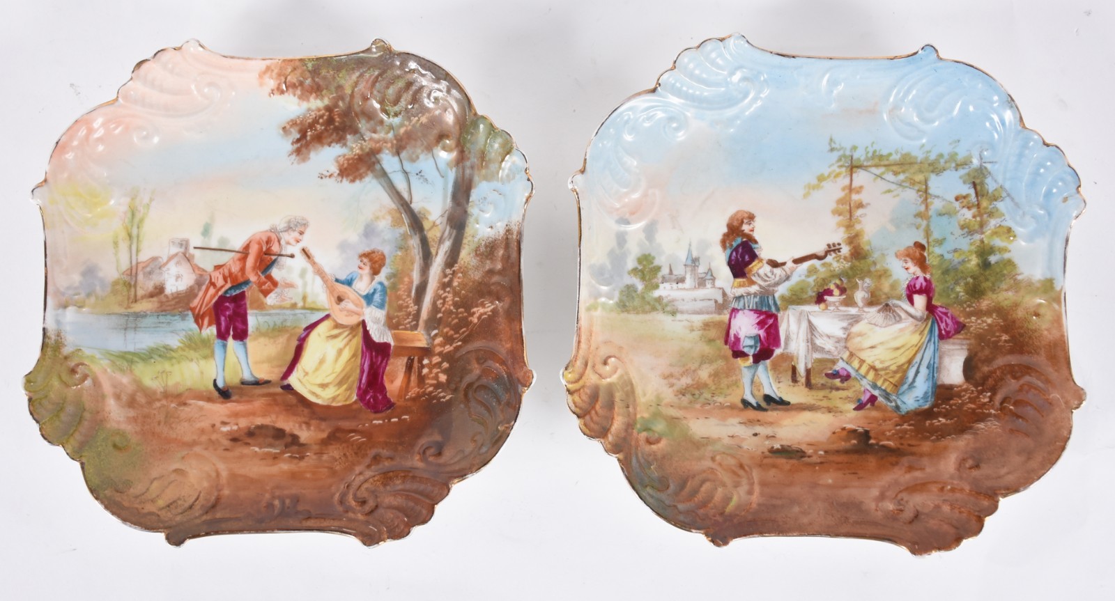 Par de pratos franceses de porcelana Limoges decorados com cenas... - foto 1 de 3