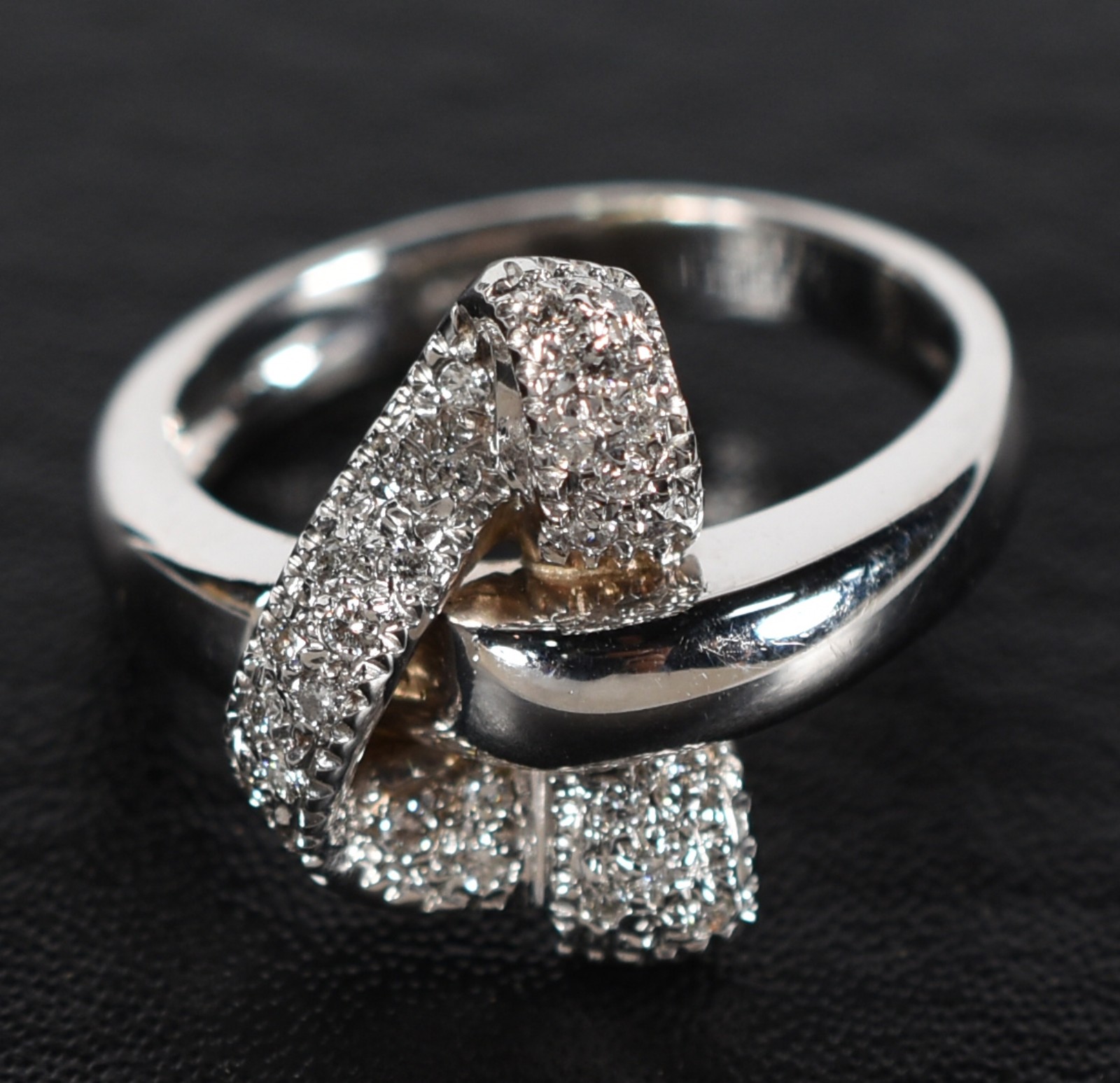 Anel de ouro branco 18 k, contrastado e cravejado de diamantes... - foto 1 de 3
