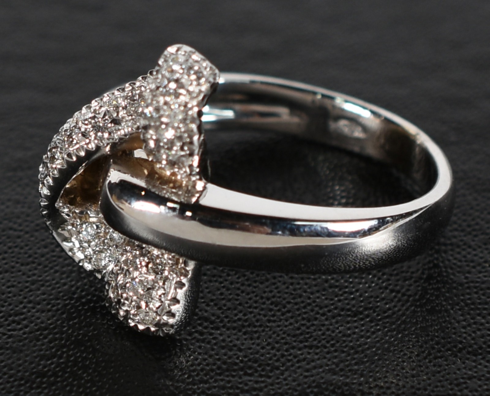 Anel de ouro branco 18 k, contrastado e cravejado de diamantes... - foto 2 de 3