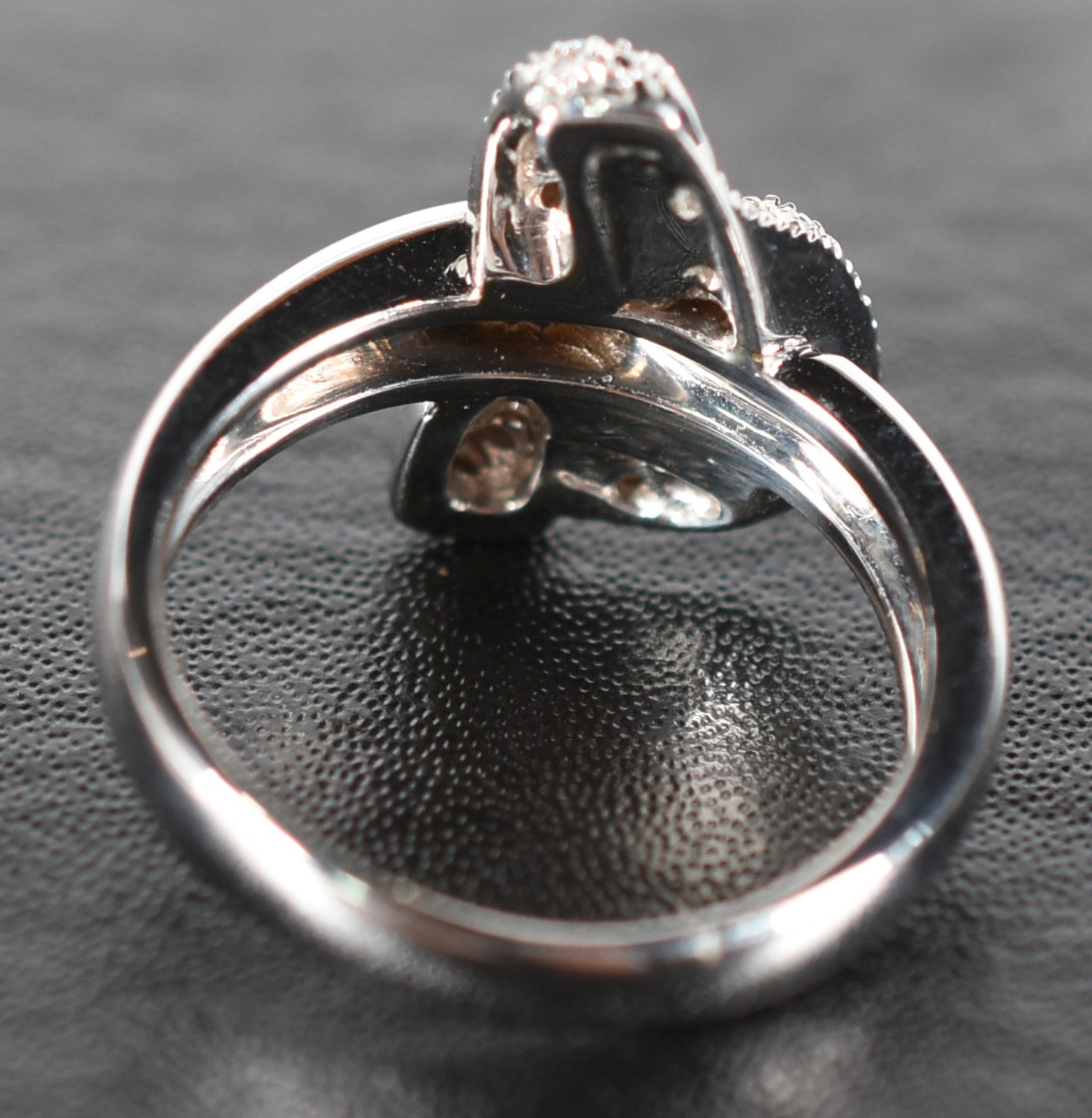 Anel de ouro branco 18 k, contrastado e cravejado de diamantes... - foto 3 de 3