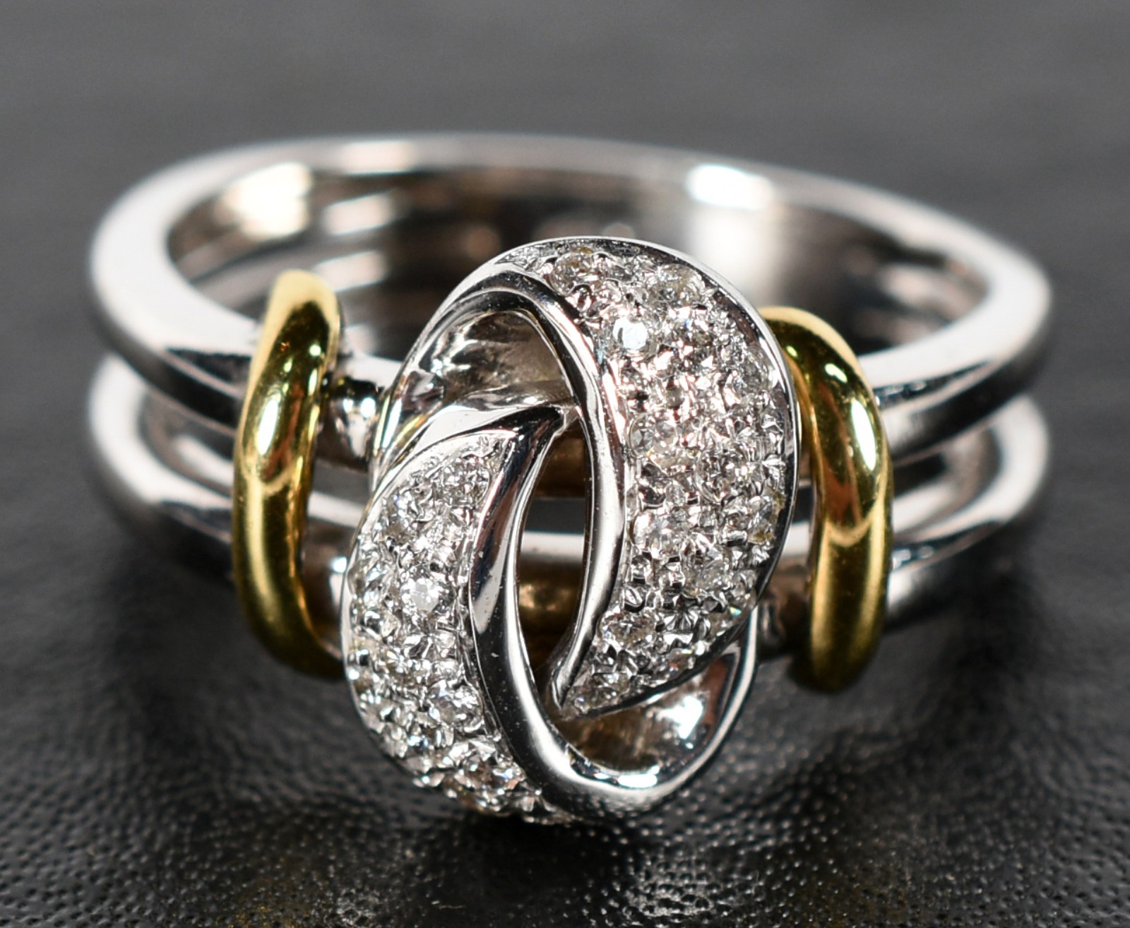 Anel de ouro branco 18 k contrastado 2 aros com detalhes de ouro... - foto 1 de 5