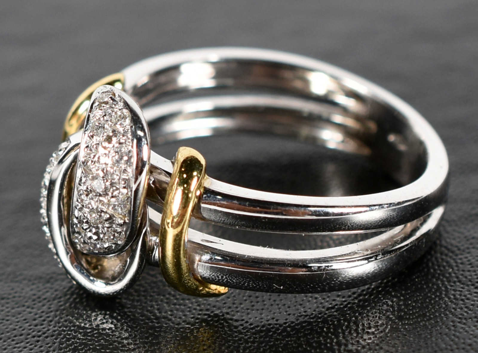 Anel de ouro branco 18 k contrastado 2 aros com detalhes de ouro... - foto 2 de 5
