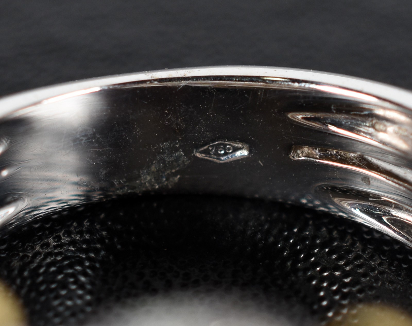 Anel de ouro branco 18 k contrastado 2 aros com detalhes de ouro... - foto 4 de 5