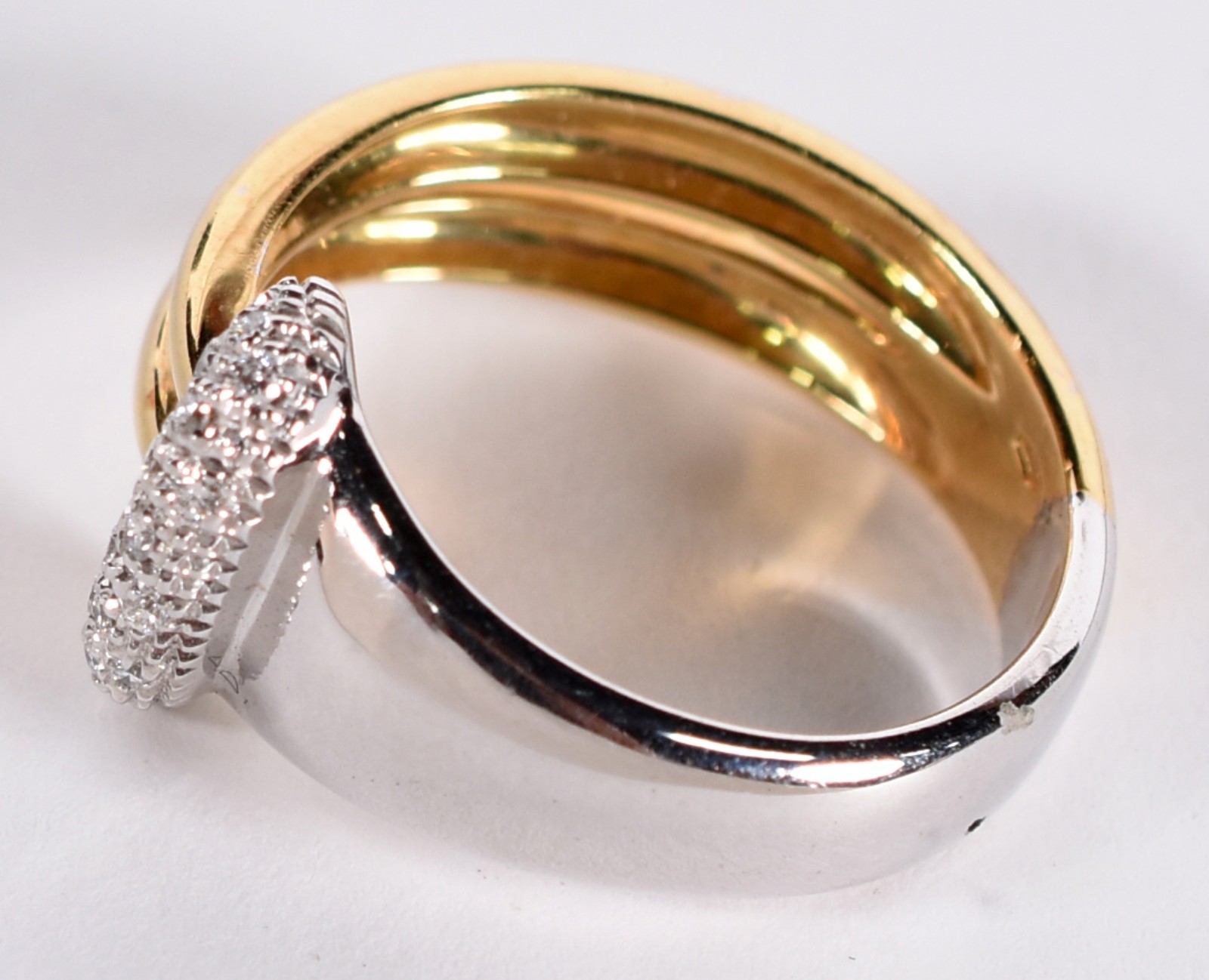 Anel aro duplo em ouro 18 k e ouro branco, cravejado com diamantes... - foto 2 de 4