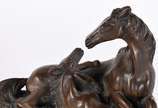 Grupo escultório de  bronze representando caval... - Grupo escultório de  bronze representando cavalos com base de madeira e mármore, assinado  RMR - datado 1946.