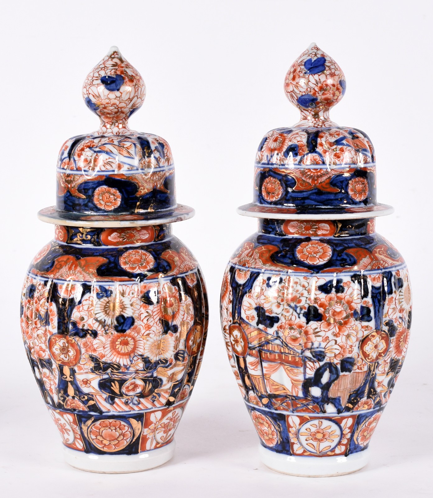 Par de potiches de porcelana. decorados ao gosto Imari. - foto 1 de 4