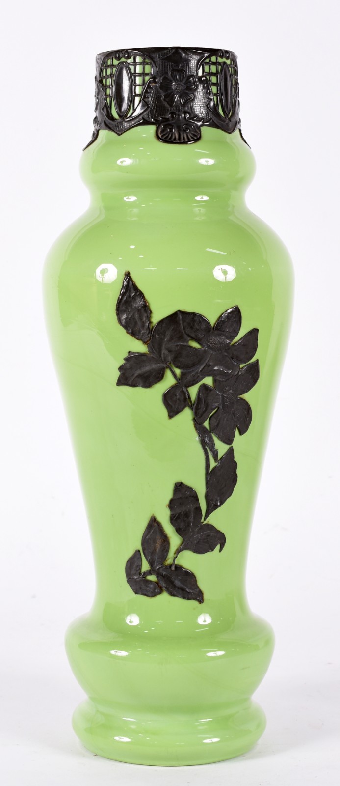 Vaso de opalina verde com aplicação floral de metal e bocal com... - foto 1 de 4