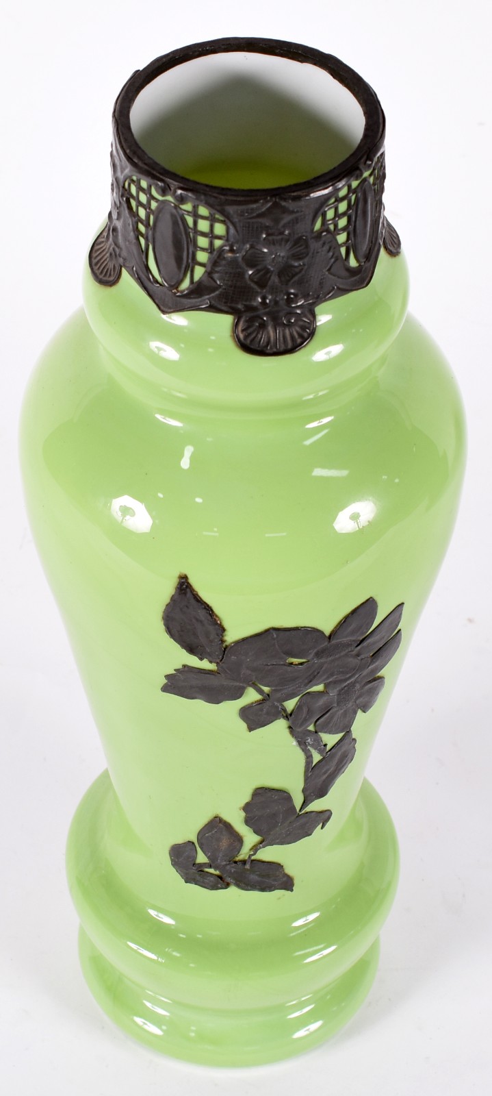 Vaso de opalina verde com aplicação floral de metal e bocal com... - foto 2 de 4