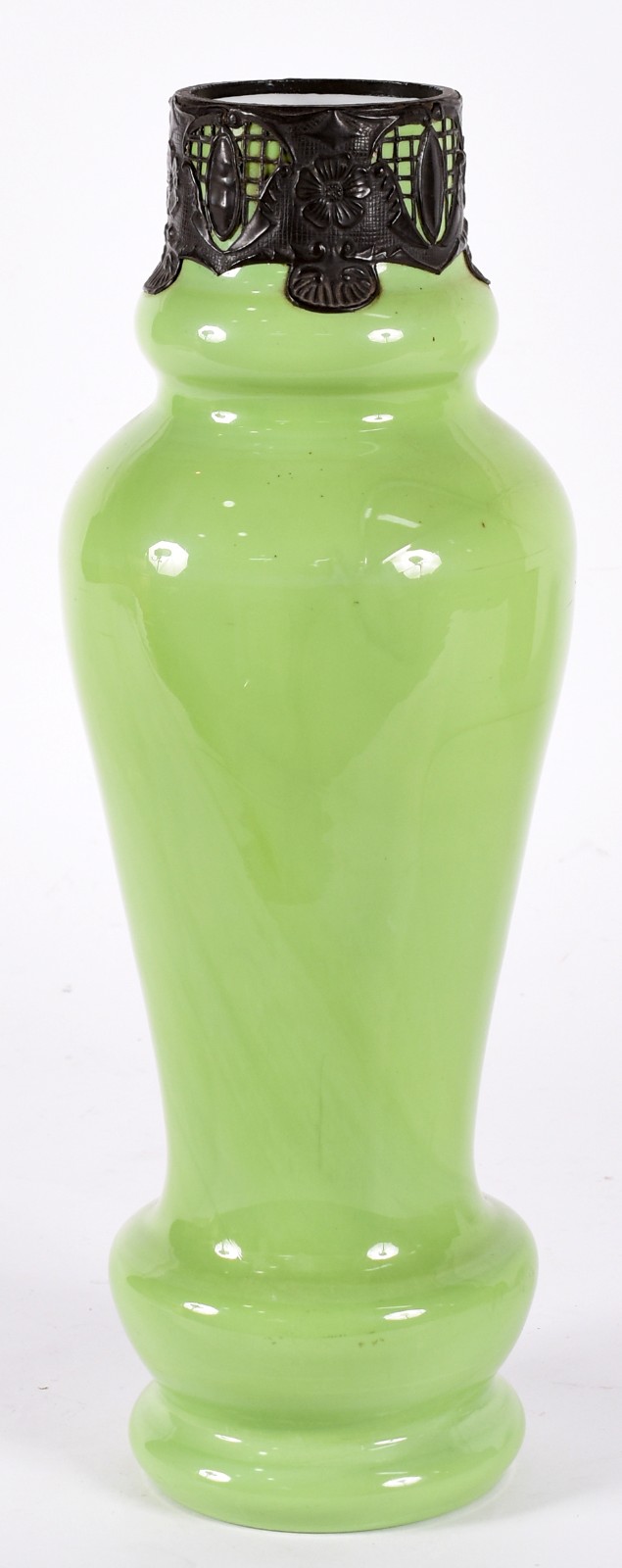 Vaso de opalina verde com aplicação floral de metal e bocal com... - foto 3 de 4