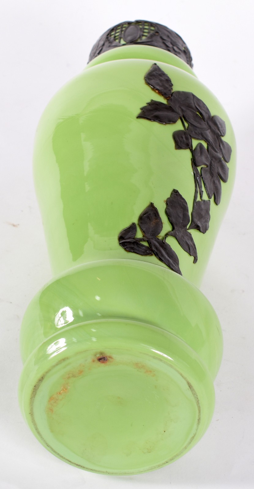 Vaso de opalina verde com aplicação floral de metal e bocal com... - foto 4 de 4