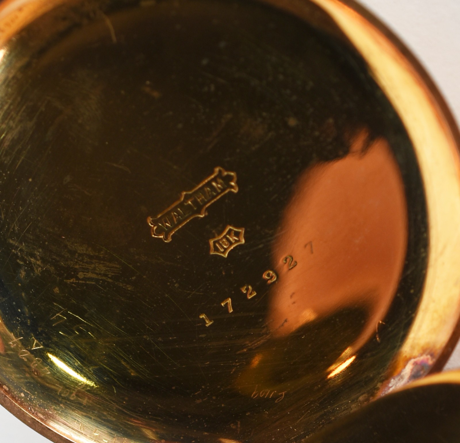 Dois relógios sendo um de bolso de ouro 18 k (quebrado) com suporte e... - foto 4 de 9