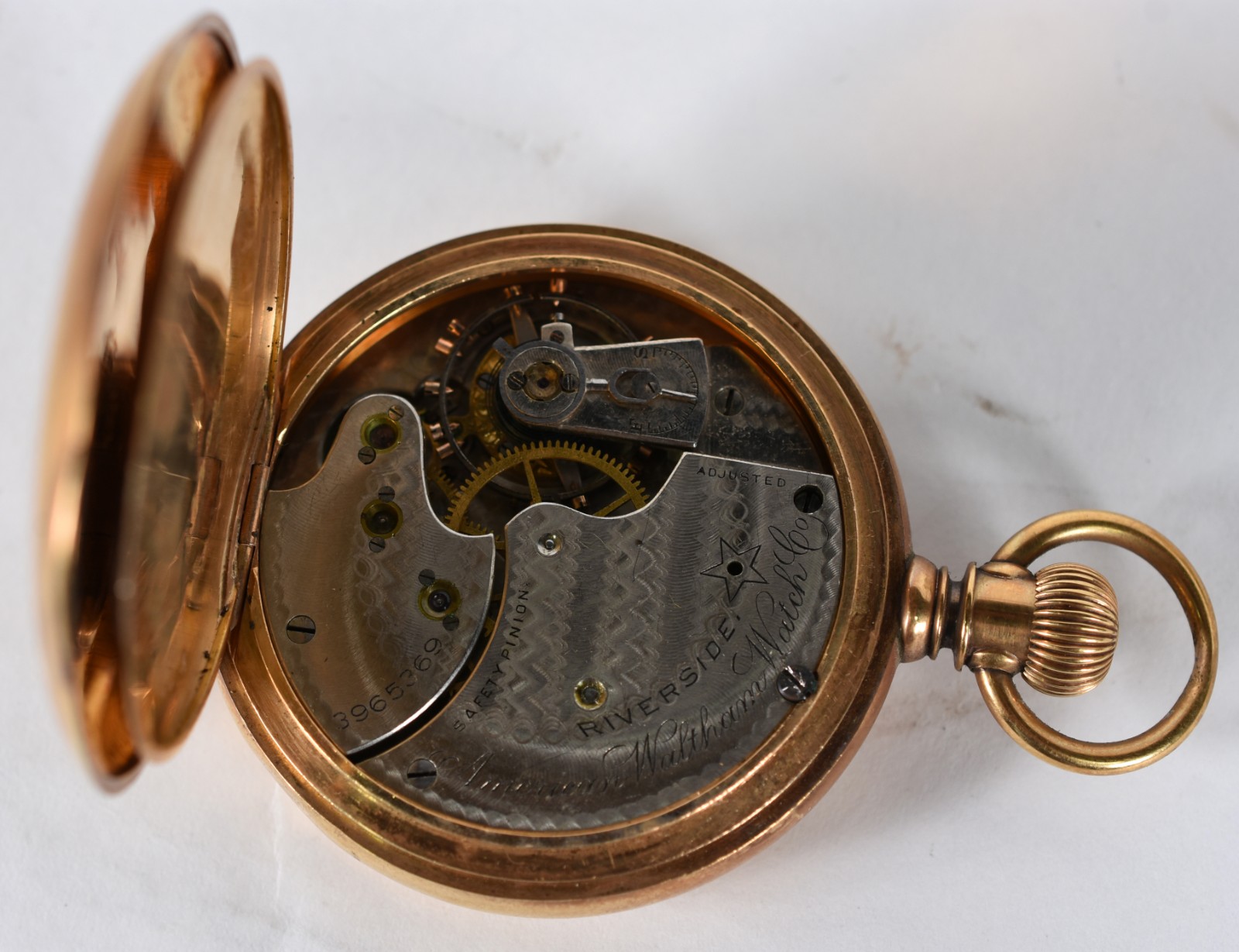 Dois relógios sendo um de bolso de ouro 18 k (quebrado) com suporte e... - foto 6 de 9