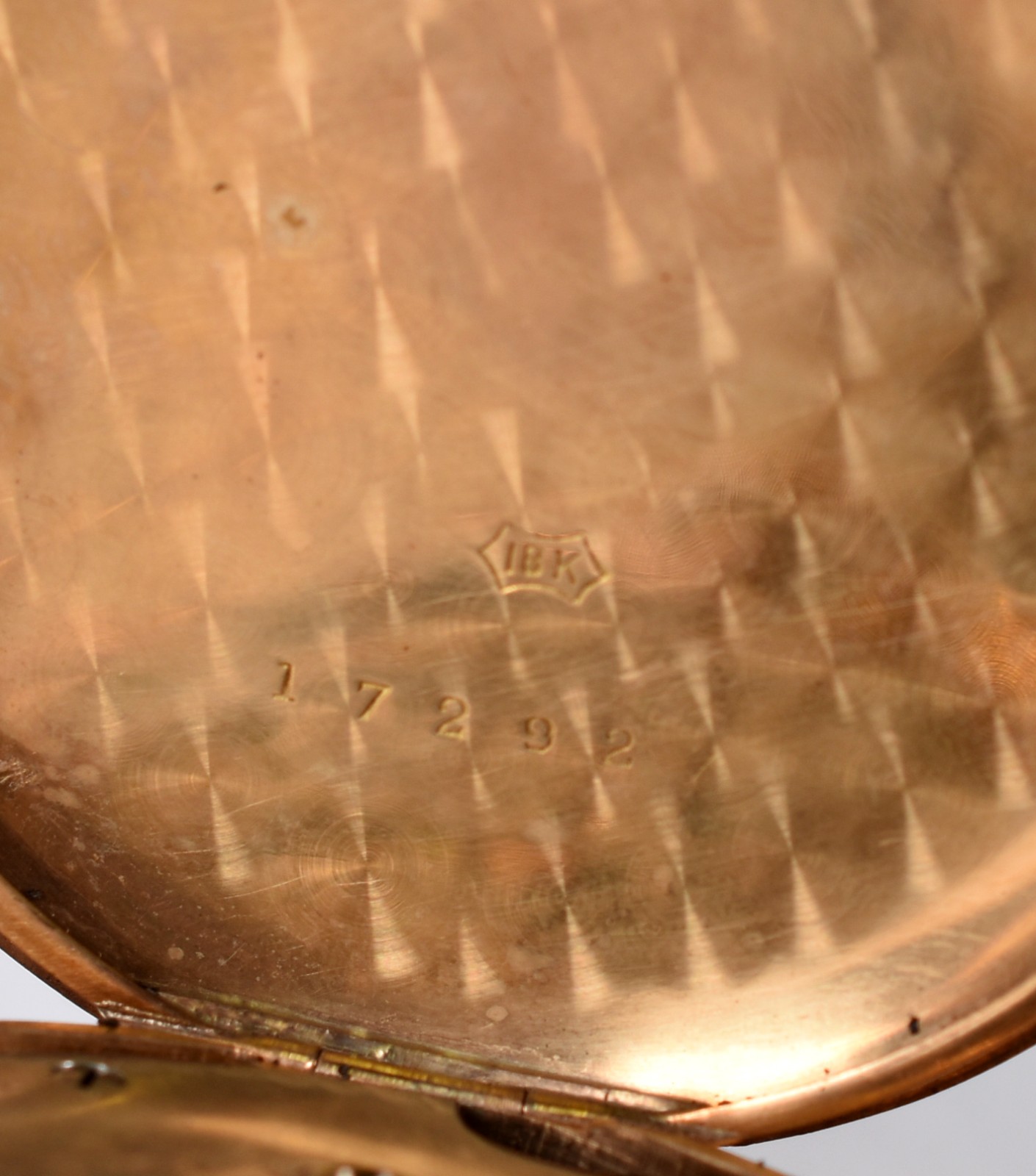 Dois relógios sendo um de bolso de ouro 18 k (quebrado) com suporte e... - foto 7 de 9