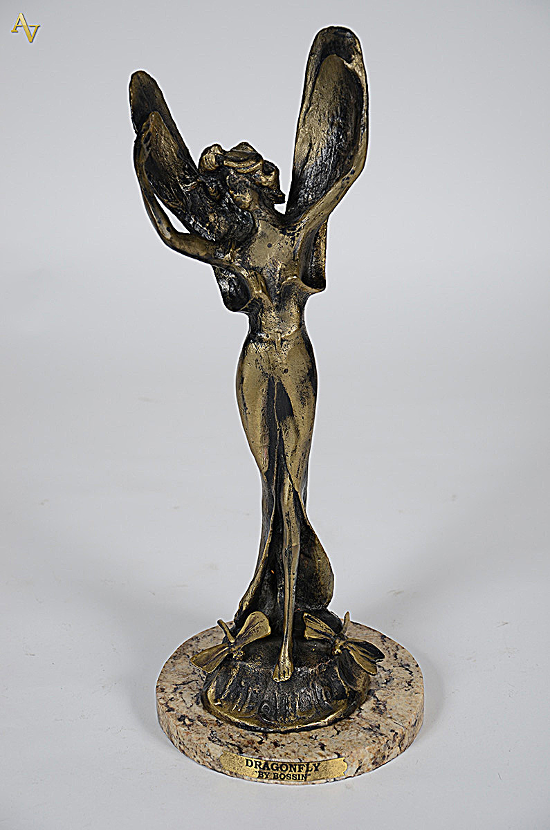 Estatueta de bronze representando mulher com libélulas. Altura 49 cm - foto 1 de 5