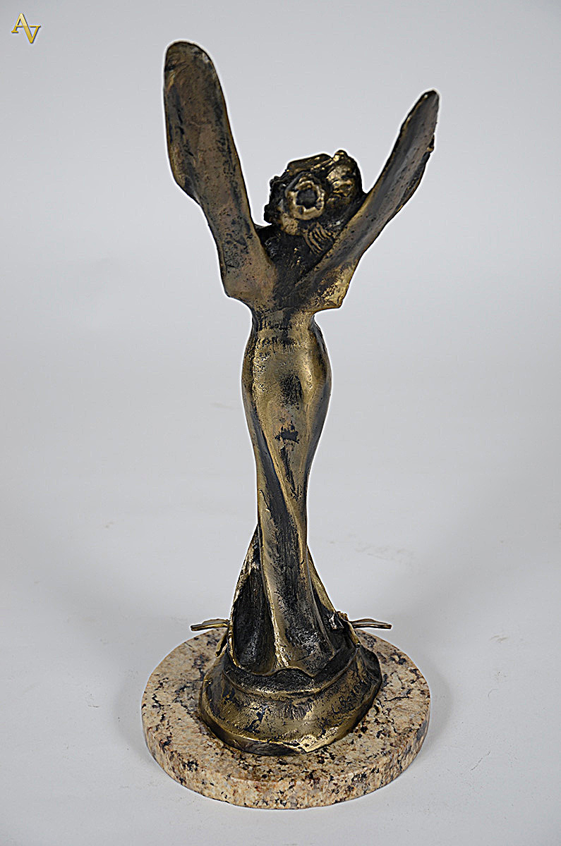 Estatueta de bronze representando mulher com libélulas. Altura 49 cm - foto 2 de 5